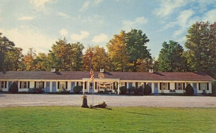 Dans Alger Falls Motel - Vintage Postcard